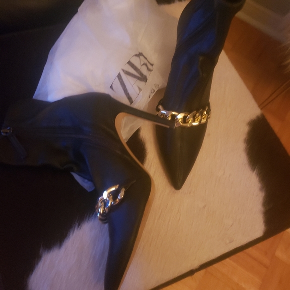 Gorgeous black sock booties with gold chain - Picture 9 of 9